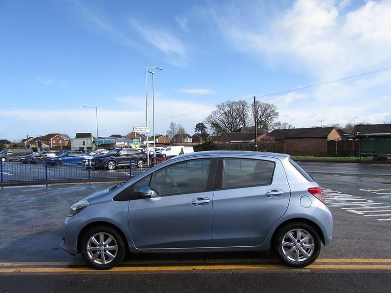 Used Toyota Yaris 101 HP (74 kW) 2012 Blue Hatchback