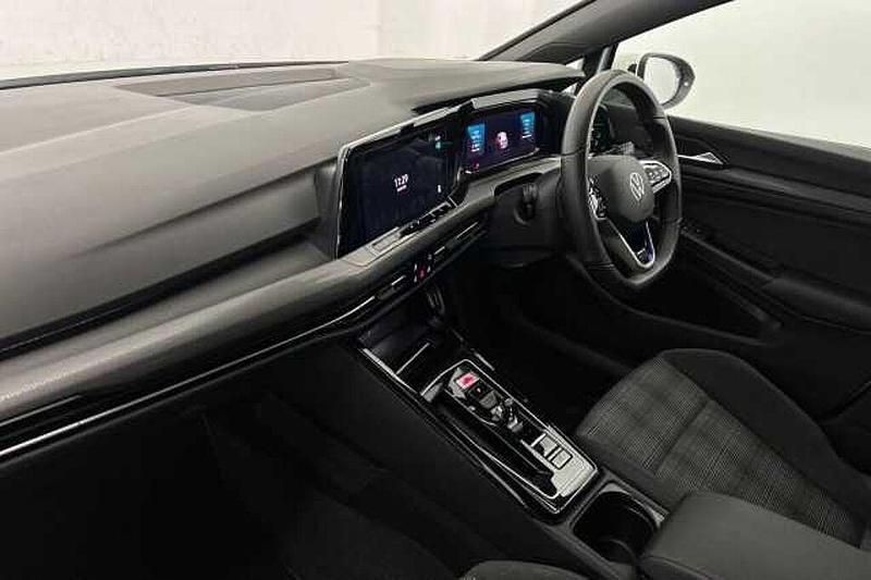 Used VW Golf VIII GTE 245 HP (180 kW) 2024 White Hatchback