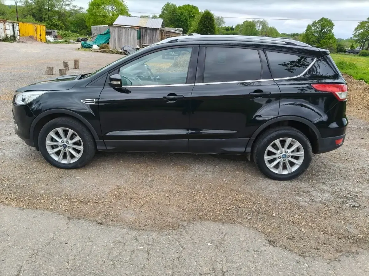 Usado Ford Kuga Titanium 180 CV (132 kW) 2015 Negro SUV