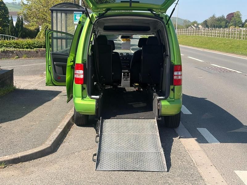 Usado VW Caddy Maxi Life 102 HP (75 kW) 2015 Verde Monovolume