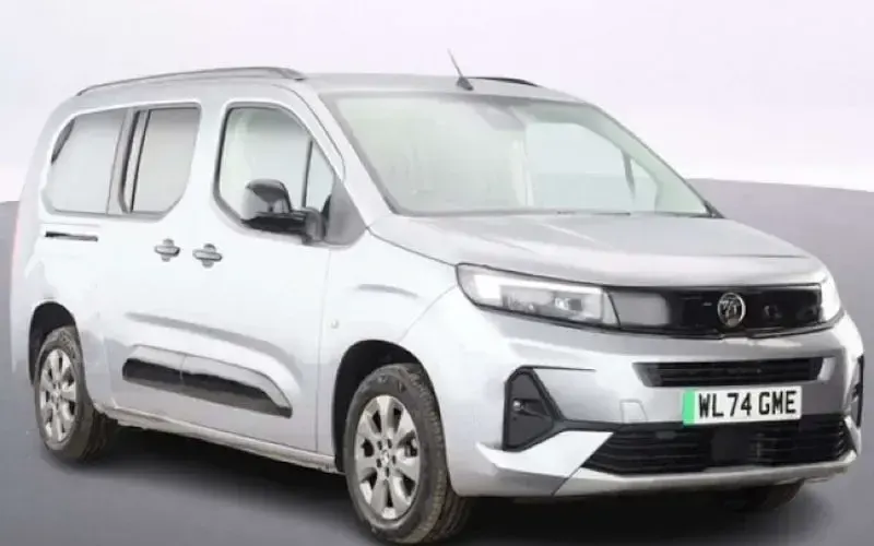 Käytetty Vauxhall Combo Ultimate 100 kW (136 HP) 2025 Tila-auto
