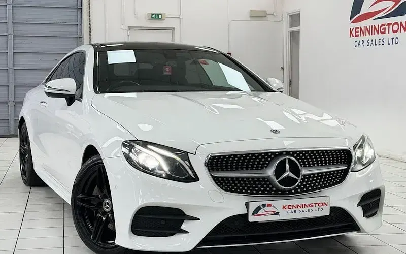 Begagnad Mercedes E220 AMG Line Premium 194 HK (142 kW) 2020 Sportkupé
