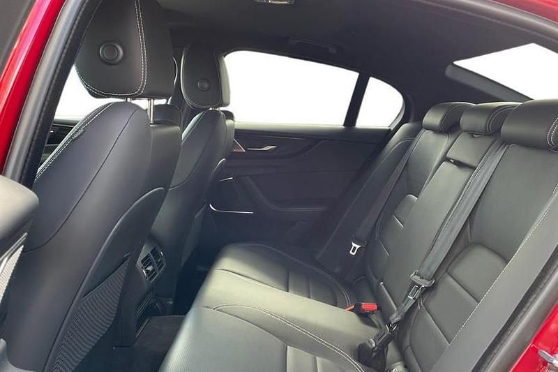 Usado Jaguar XE R-Dynamic 250 HP (183 kW) 2024 Vermelho Sedan