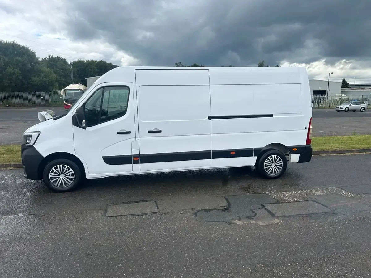 Used Renault Master Business 135 HP (99 kW) 2022 White MPV