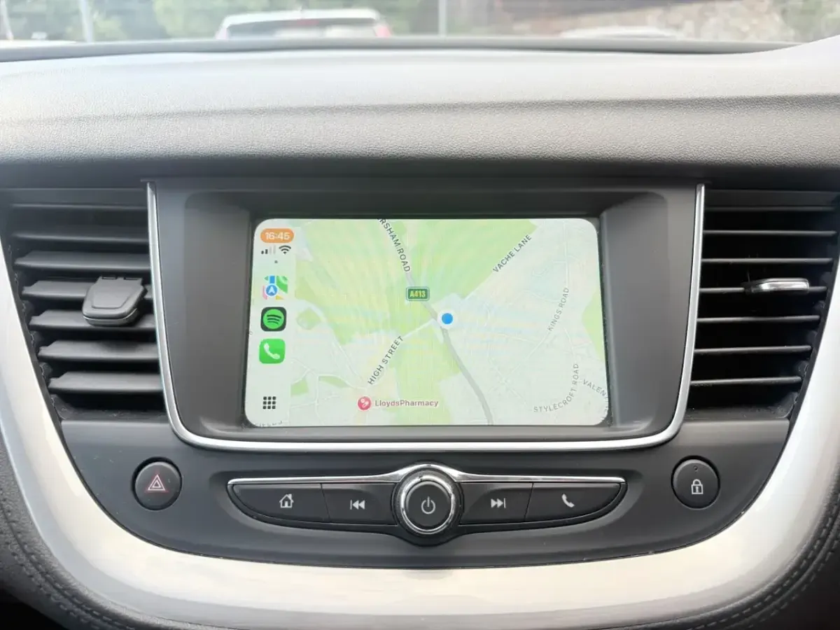 Used Vauxhall Grandland X S 130 HP (95 kW) 2018 White SUV