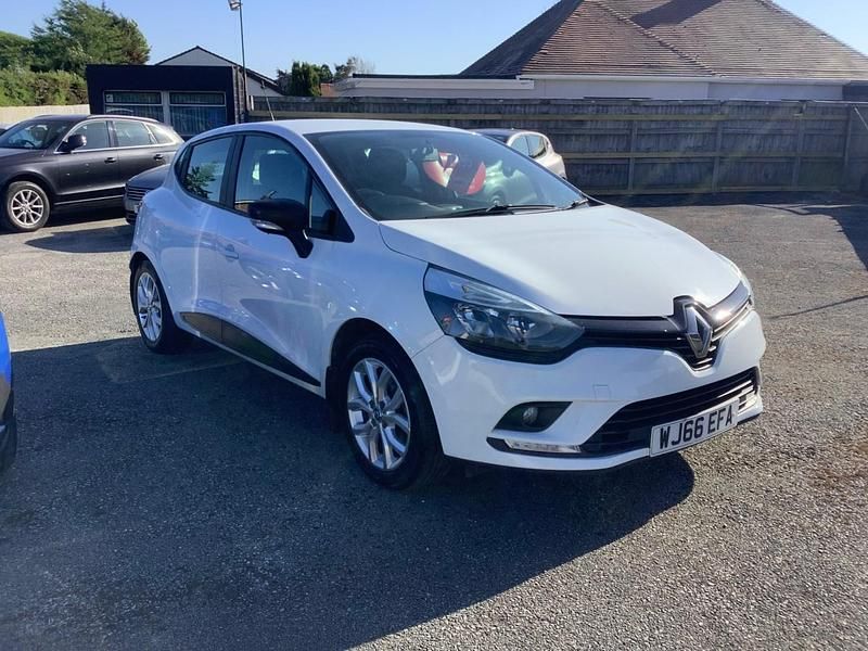 Used Renault Clio IV Play 2017 White Hatchback