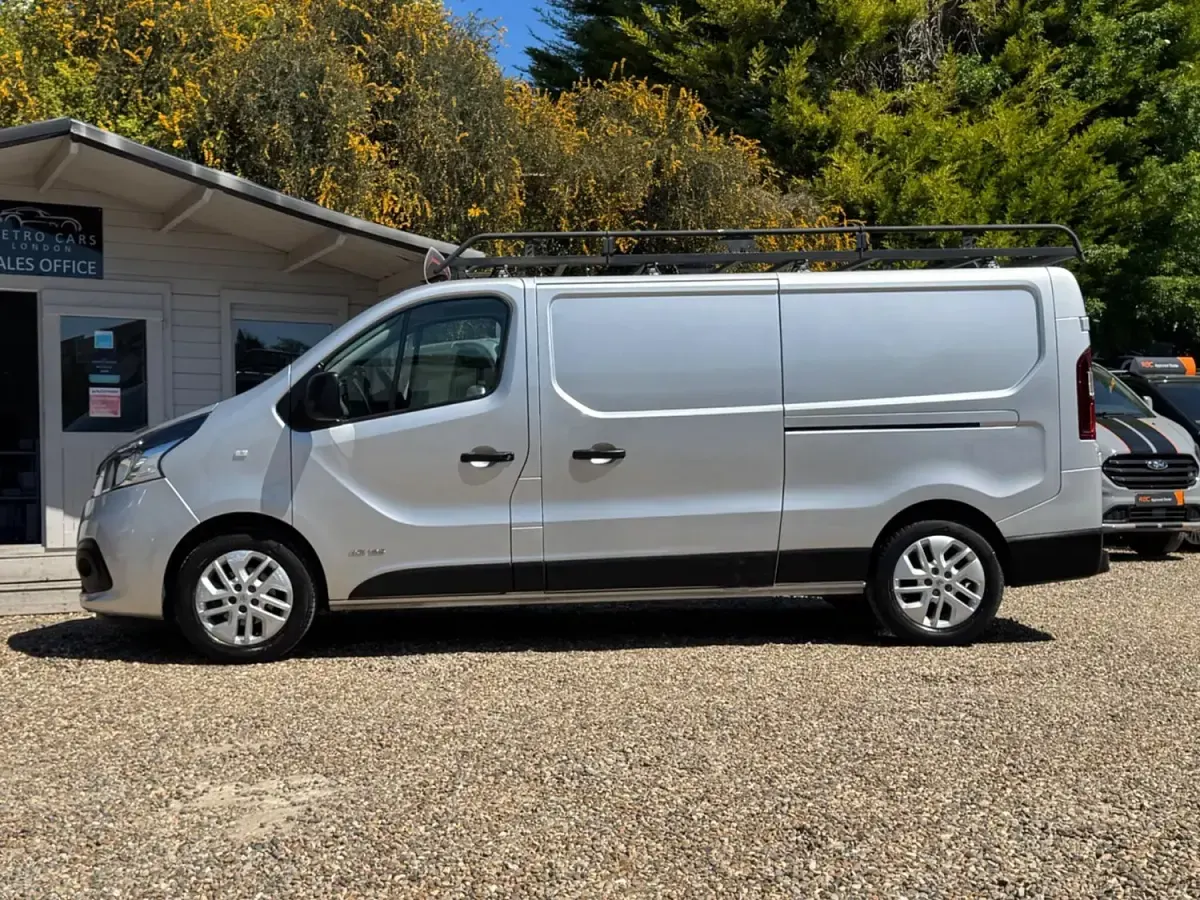 Używany Renault Trafic 2016 Srebrny Minivan