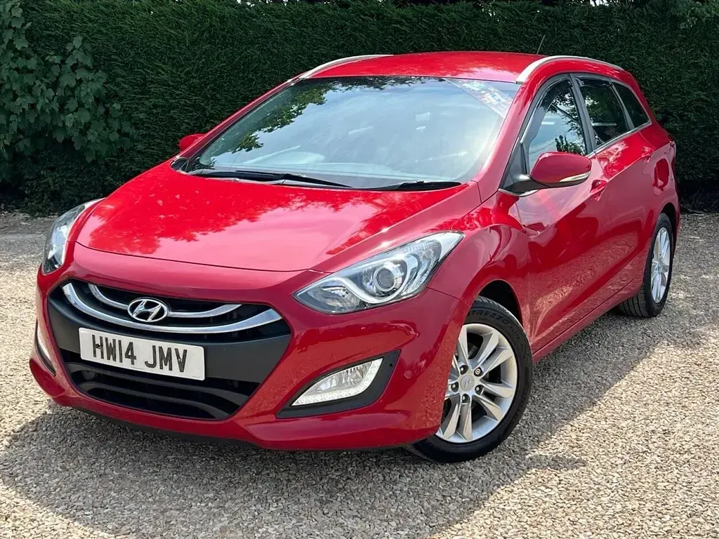 Used Hyundai i30 Style 128 HP (94 kW) 2014 Red Estate