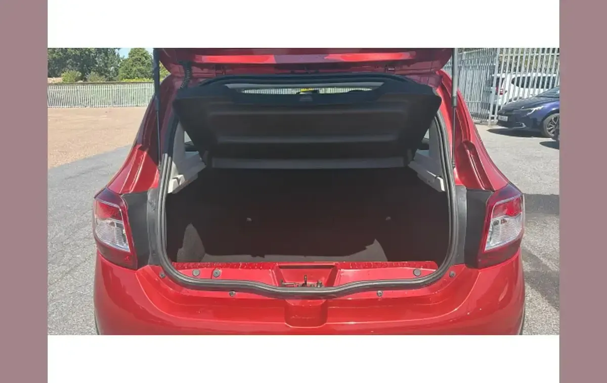Used Dacia Sandero Lauréate 90 HP (66 kW) 2016 Red Hatchback