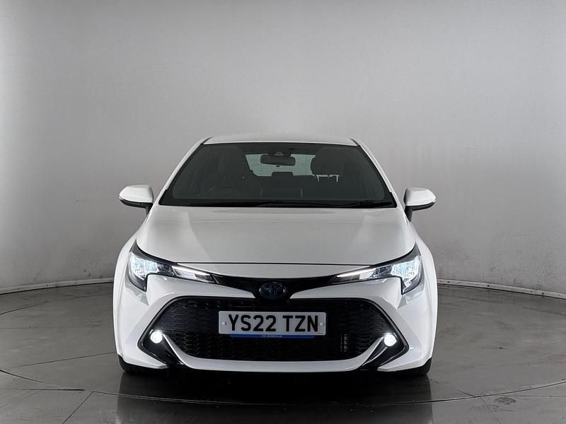 Used Toyota Corolla 122 HP (89 kW) 2022 White Hatchback
