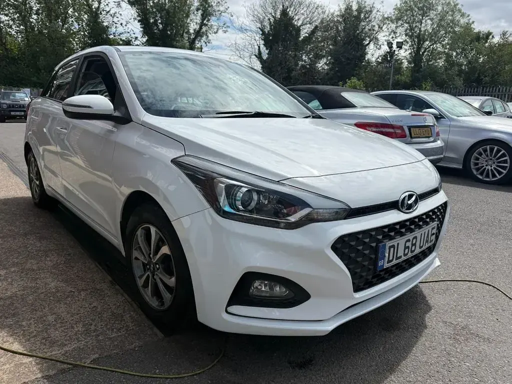 Used Hyundai i20 SE 84 HP (61 kW) 2019 White Hatchback