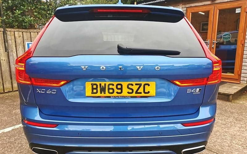 Used Volvo XC60 R-Design 197 HP (144 kW) 2021 SUV