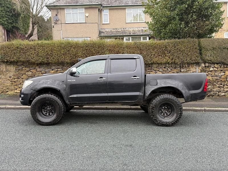 Used Toyota HiLux 171 HP (125 kW) 2010 Black Pickup