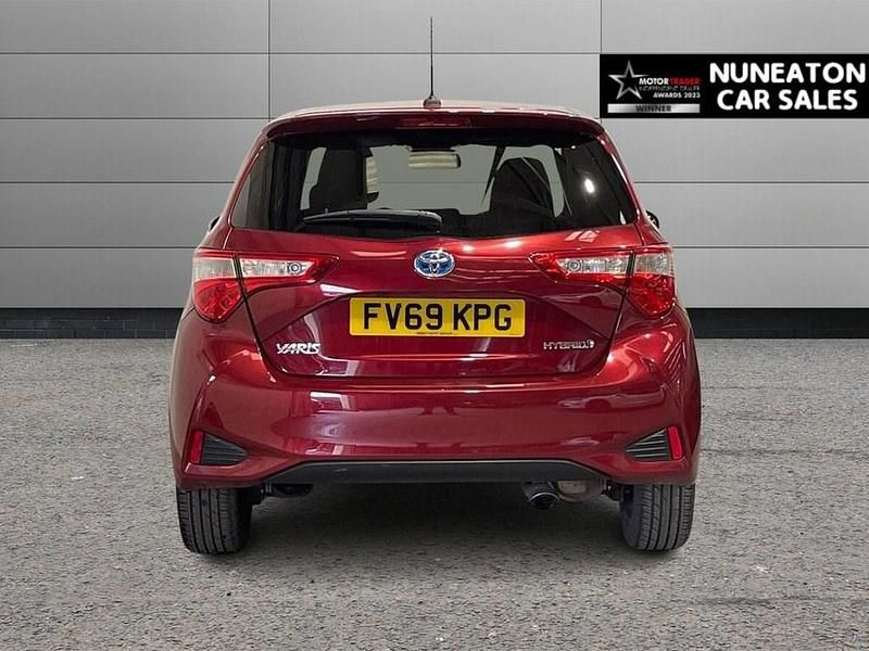 Used Toyota Yaris Hybrid 100 HP (73 kW) 2019 Red Hatchback