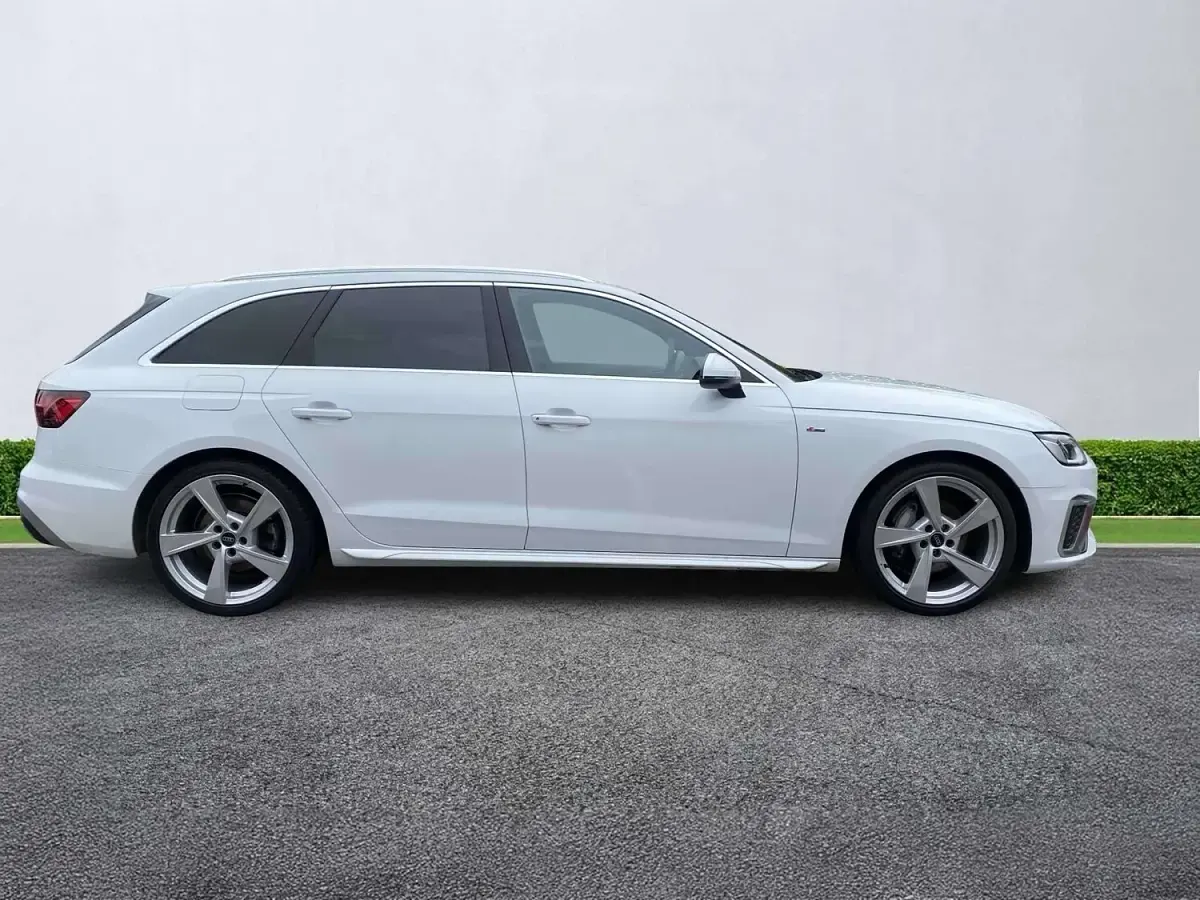 Used Audi A4 S-Line 204 HP (150 kW) 2024 White Estate