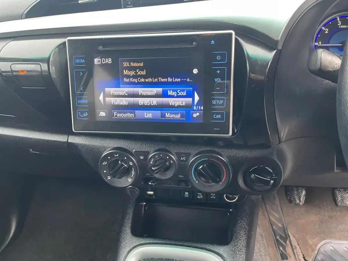 Used Toyota HiLux 150 HP (110 kW) 2019 White Pickup