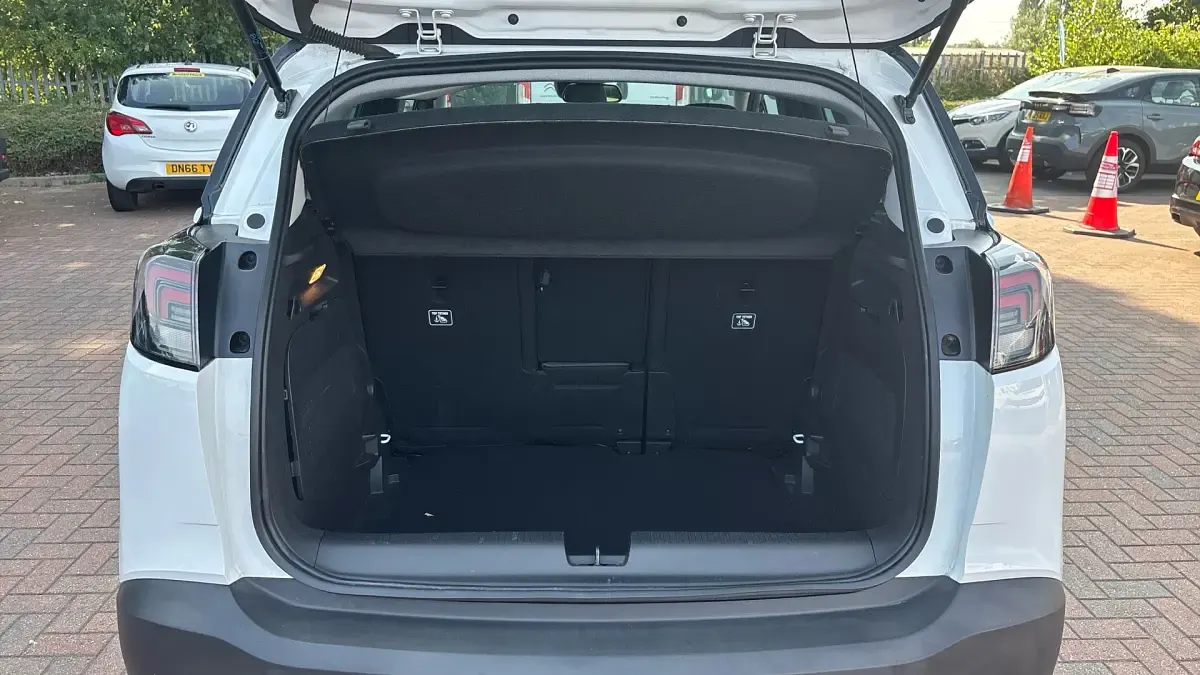 Used Vauxhall Crossland Ultimate 110 HP (80 kW) 2023 White SUV