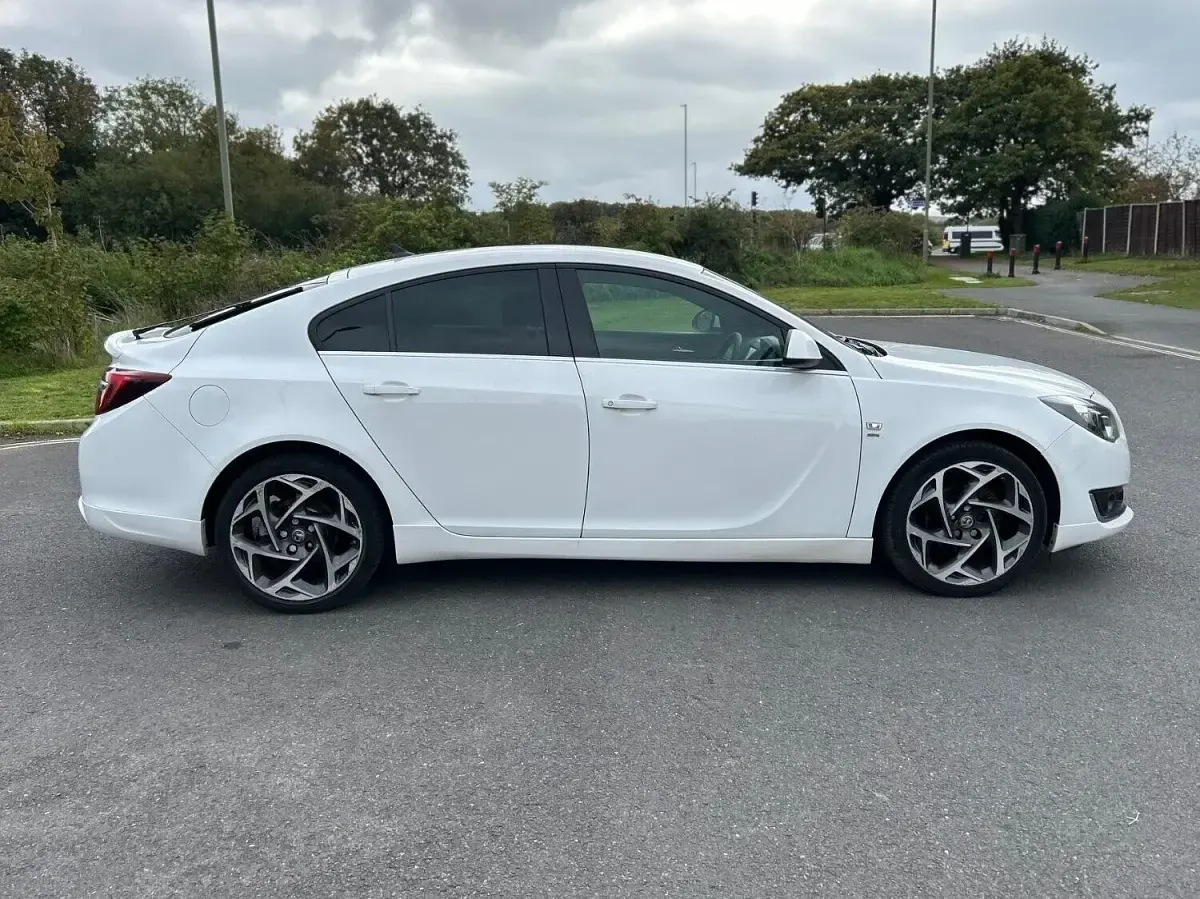 Used Vauxhall Insignia SRi 136 HP (100 kW) 2016 White Hatchback