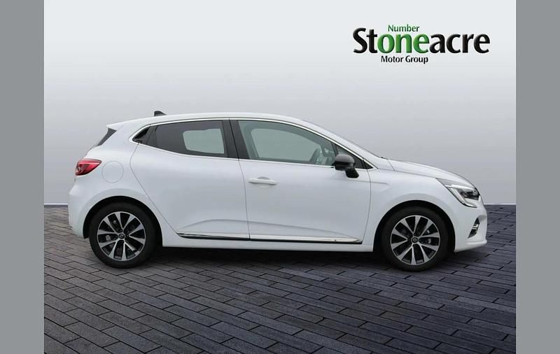 Used Renault Clio V Techno 143 HP (105 kW) 2023 White Hatchback