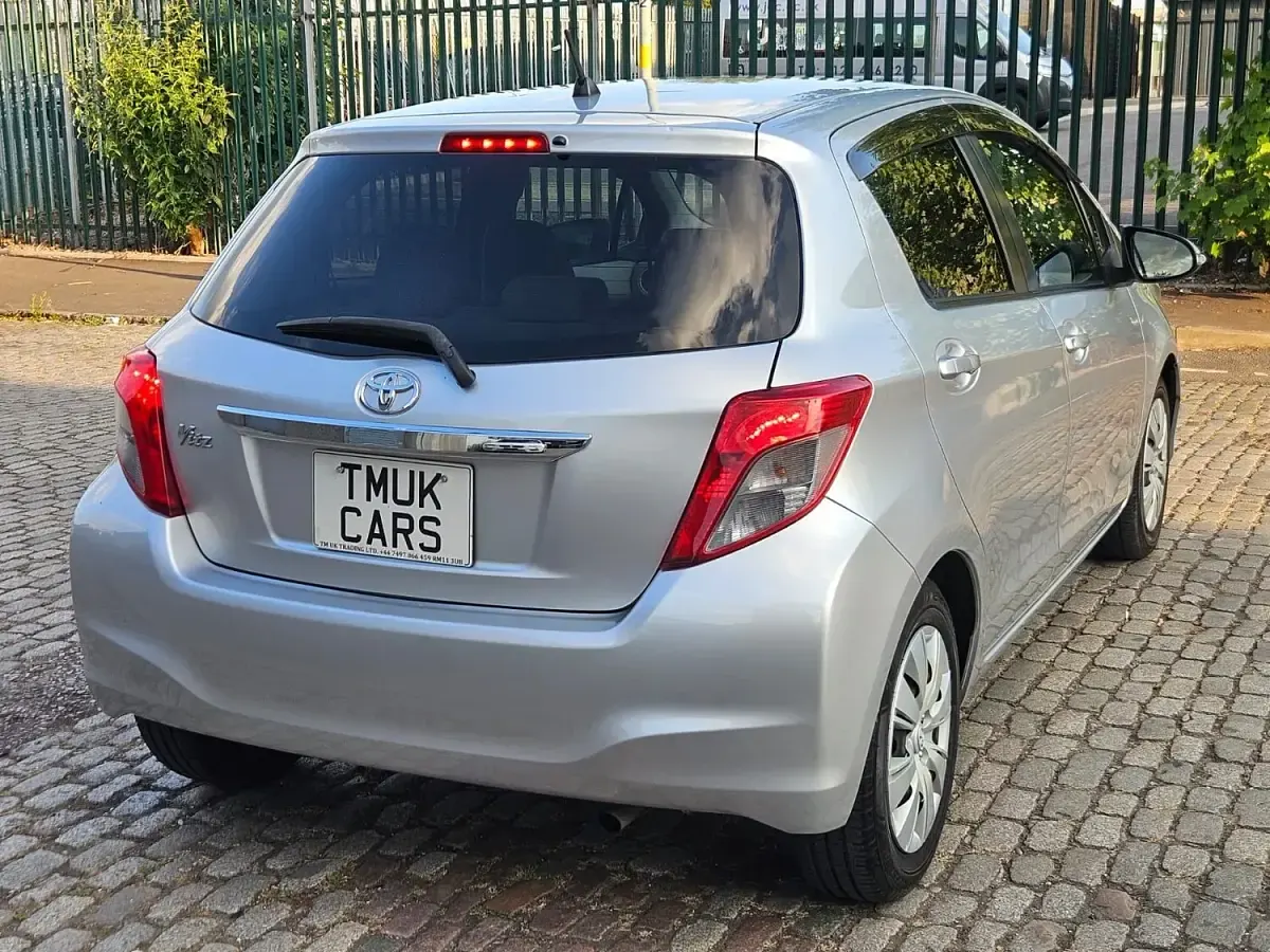 Used Toyota Yaris 99 HP (72 kW) 2013 Silver Hatchback