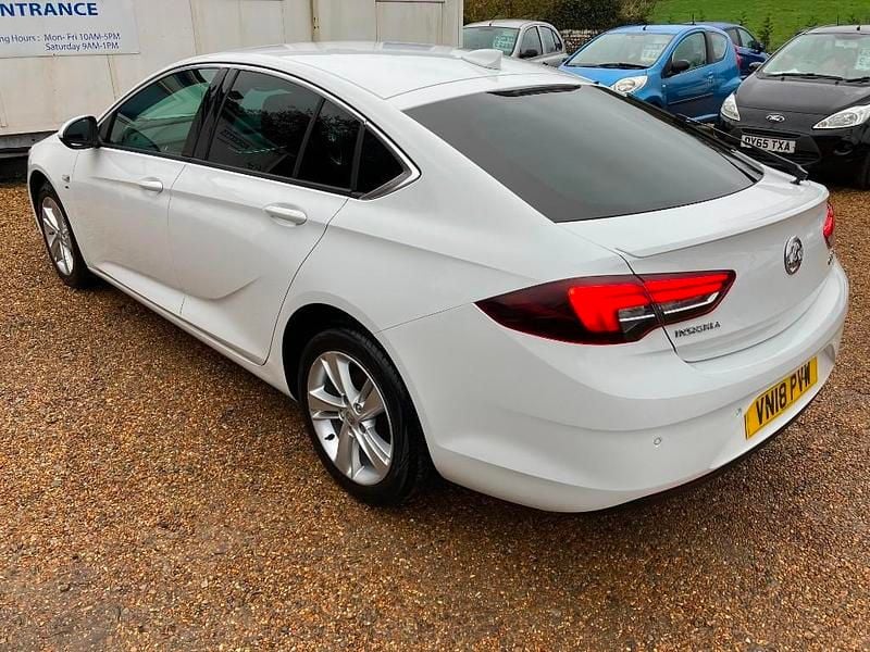 Second-hand Vauxhall Insignia Family 2018 Alb Hatchback