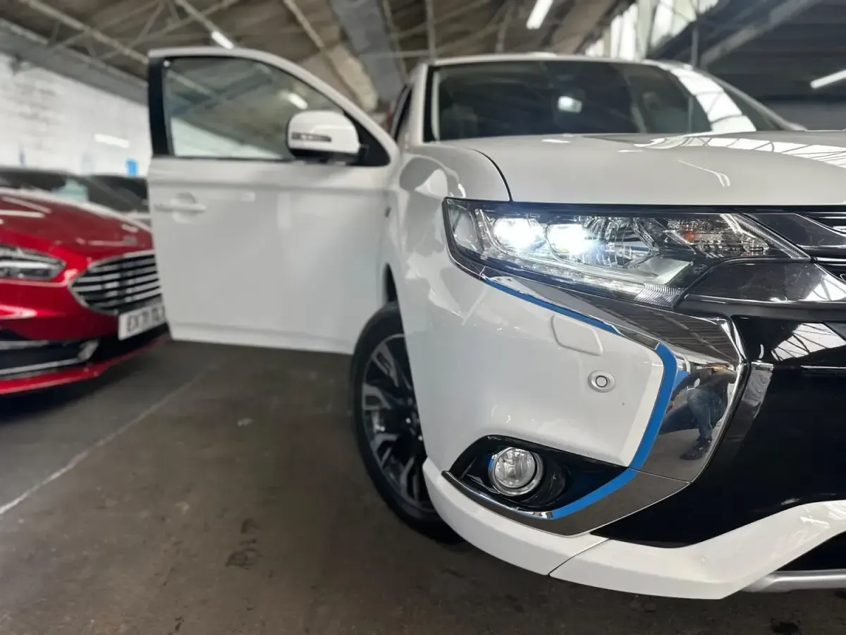 Begagnad Mitsubishi Outlander P-HEV 200 HK (147 kW) 2016 Vit Kombi