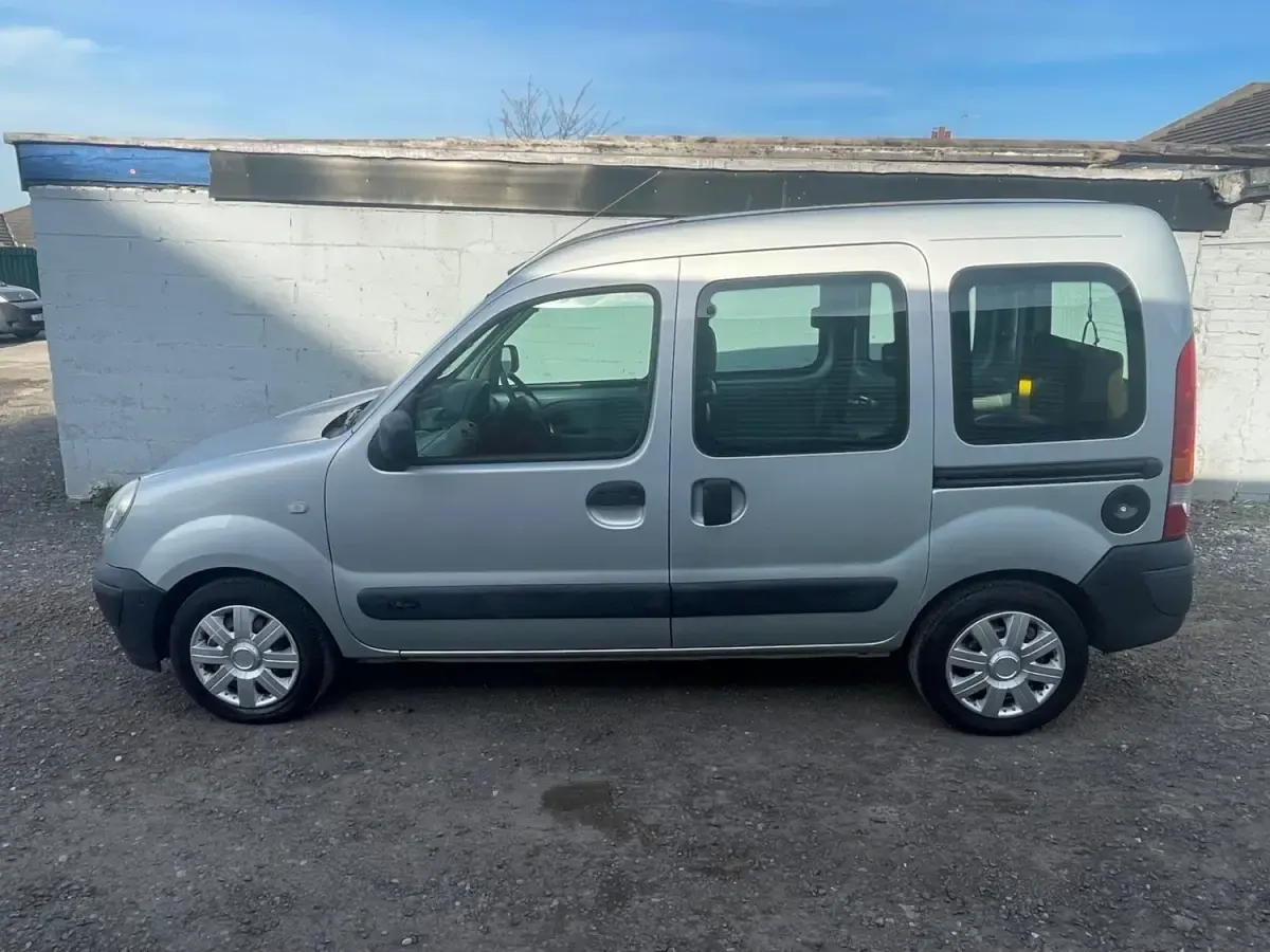 Begagnad Renault Kangoo Authentique 106 HK (77 kW) 2008 Grå Minibuss