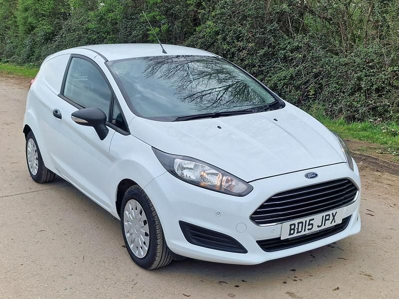 Used Ford Fiesta 93 HP (68 kW) 2015 White Van