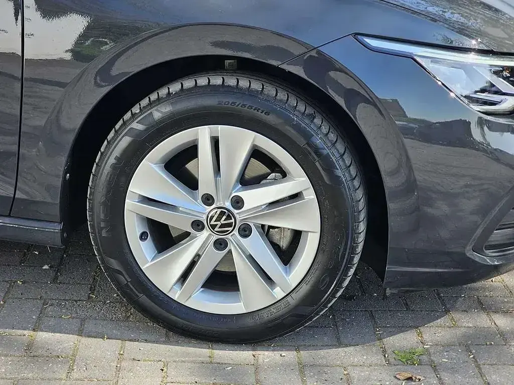 Usado VW Golf VIII Life 130 HP (95 kW) 2024 Cinzento Citadino