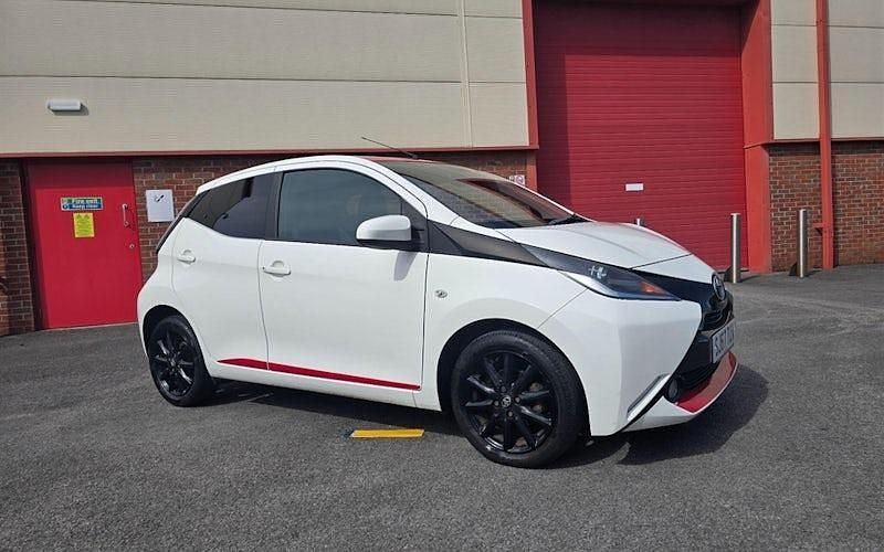 Used Toyota Aygo x-press 69 HP (50 kW) 2017 White Hatchback