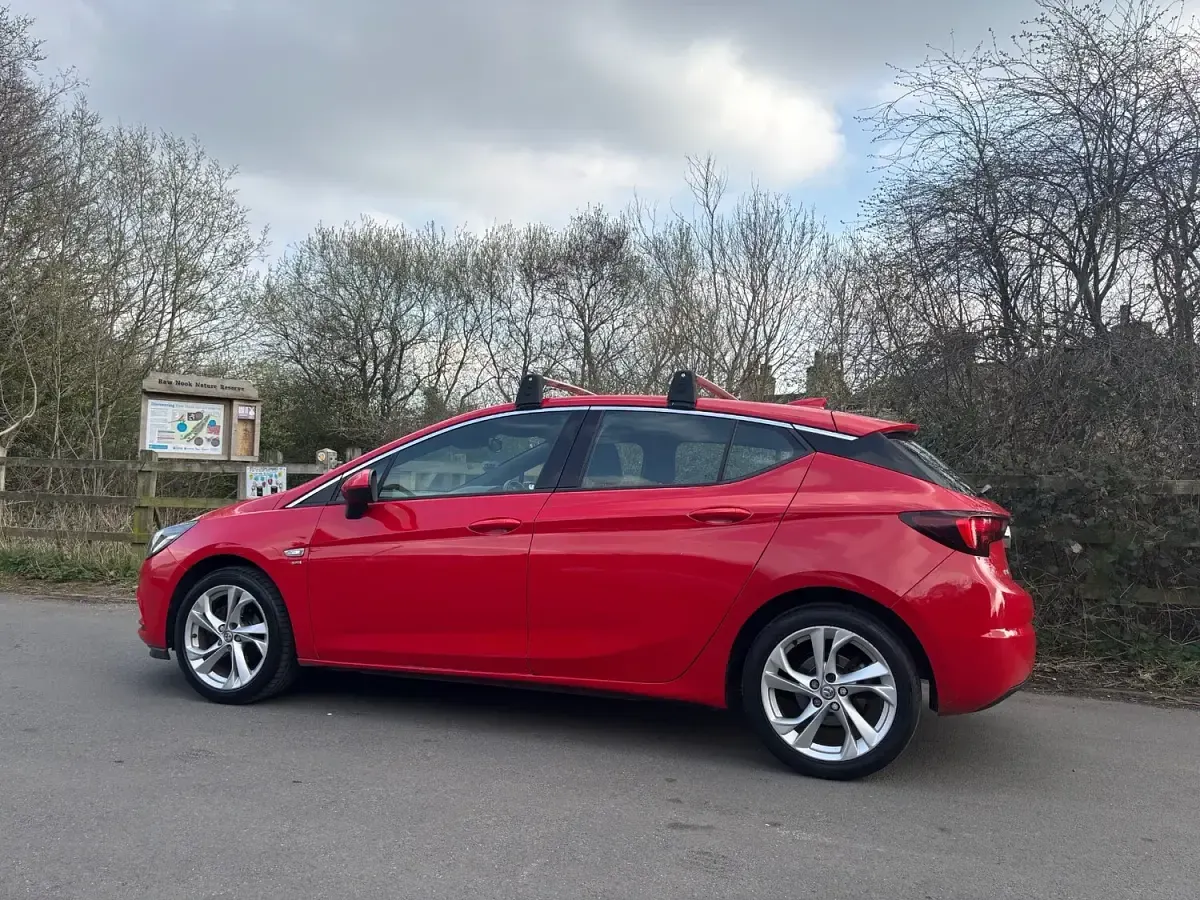 Used Vauxhall Astra SRi 105 HP (77 kW) 2016 Red Hatchback