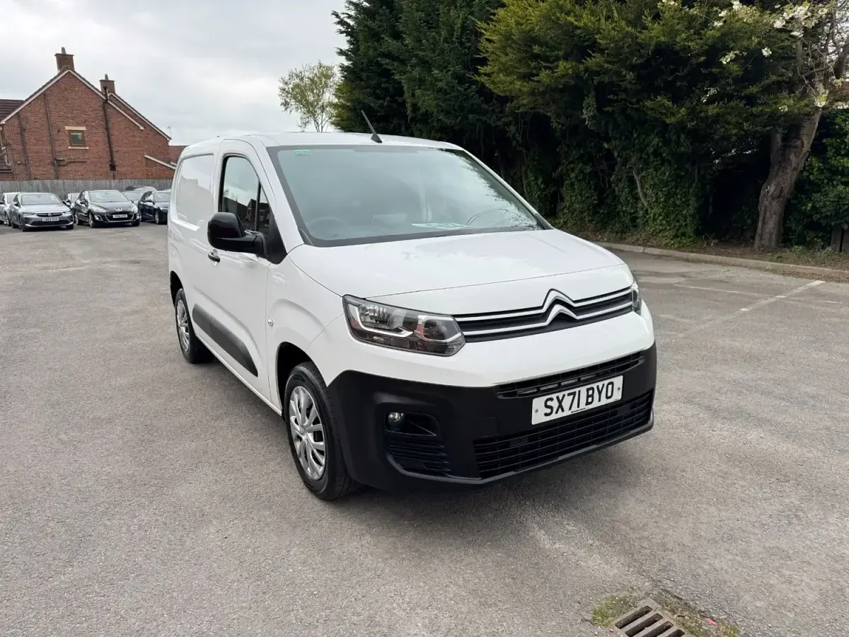 Usado Citroën Berlingo 100 CV (73 kW) 2022 Blanco Monovolumen