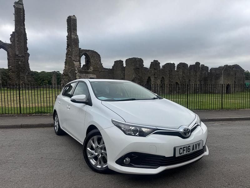 White Used 2016 Toyota Auris Hatchback | £4,699 (Good price) - Image 1/4