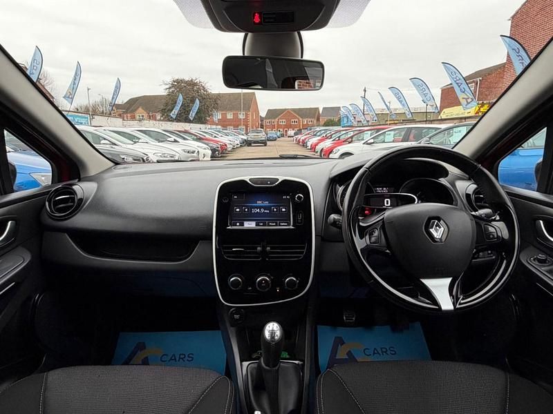 Used Renault Clio IV Dynamique 90 HP (66 kW) 2015 Red Hatchback