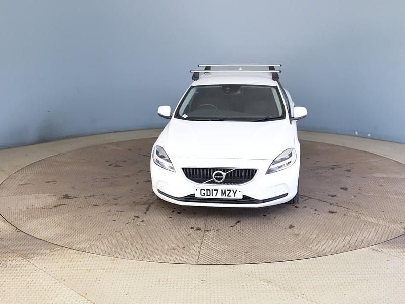 Used Volvo V40 Momentum 120 HP (88 kW) 2017 White Hatchback