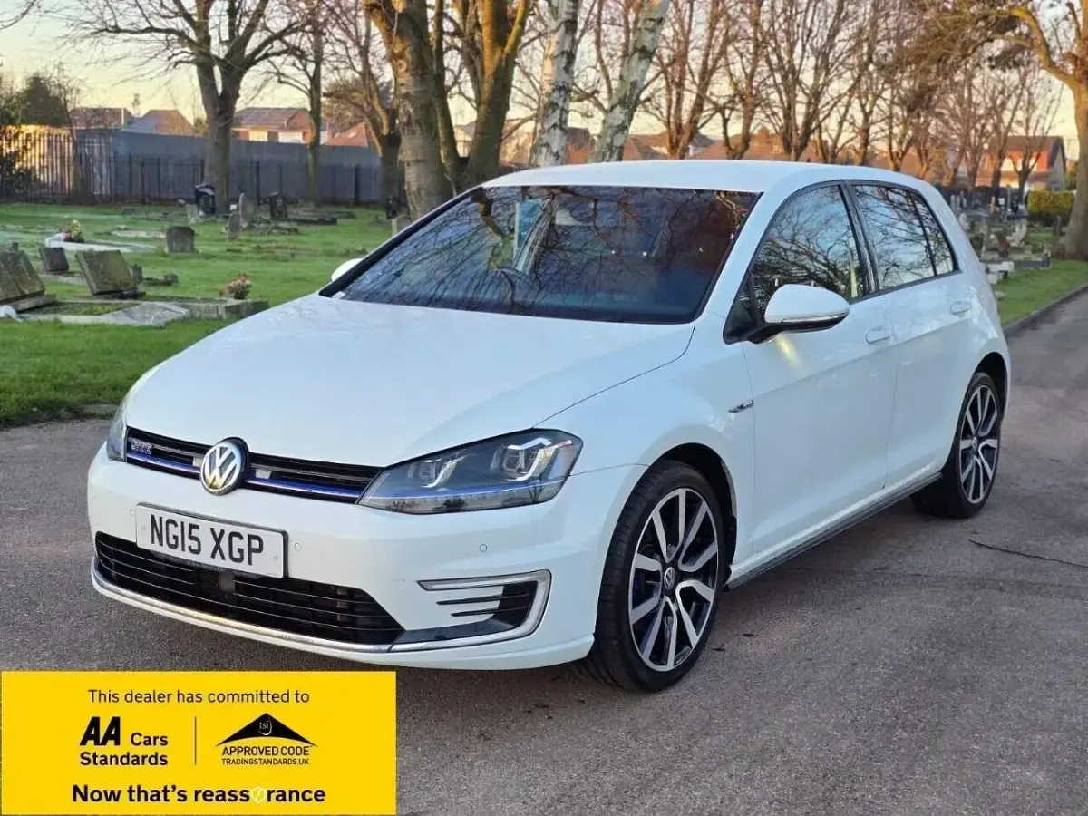 Begagnad VW Golf VII GTE 204 HK (150 kW) 2015 Vit Halvkombi