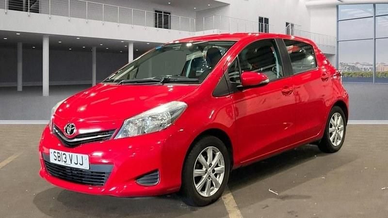 Used Toyota Yaris Multidrive S 101 HP (74 kW) 2013 Red Hatchback