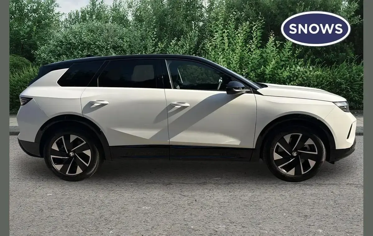 Used Vauxhall Grandland 156 kW (213 HP) 2025 White SUV