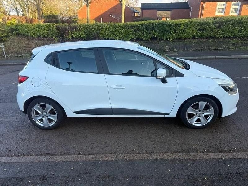 Used Renault Clio IV Expression+ 75 HP (55 kW) 2013 White Hatchback