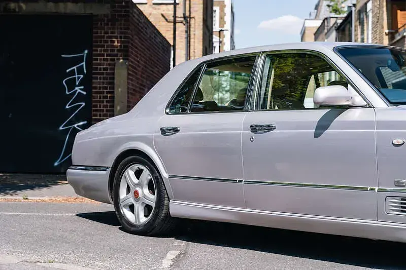 Used Bentley Arnage 406 HP (298 kW) 2001 Silver Sedan
