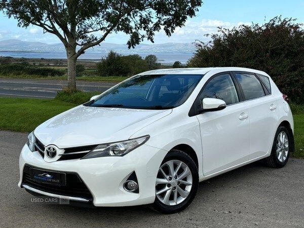 White Used 2013 Toyota Auris Sport Hatchback | £4,975 (Fair price) - Image 1/4