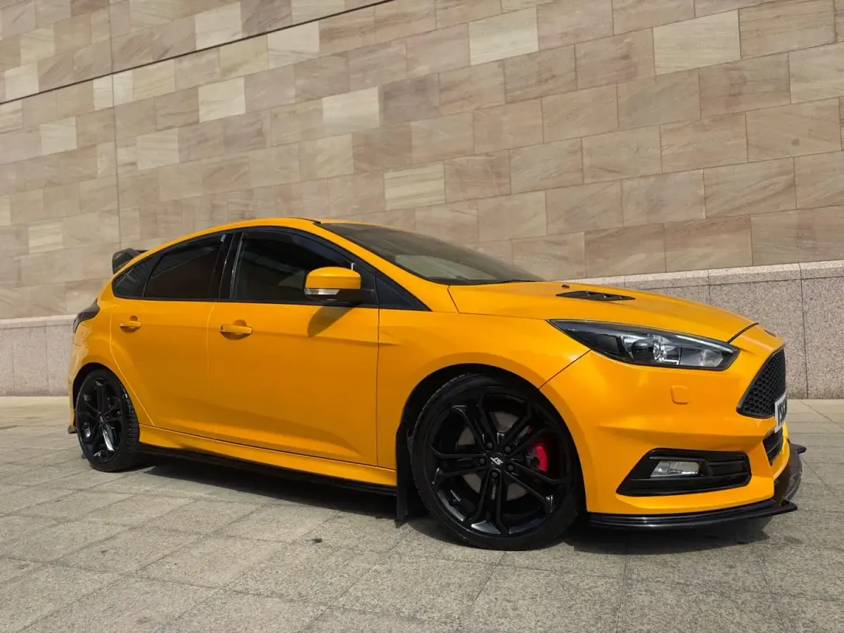 Used Ford Focus ST 250 HP (183 kW) 2017 Yellow Hatchback