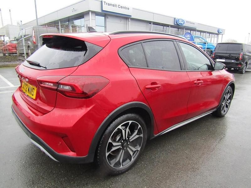 Begagnad Ford Focus Active X 125 HK (91 kW) 2022 Röd Halvkombi