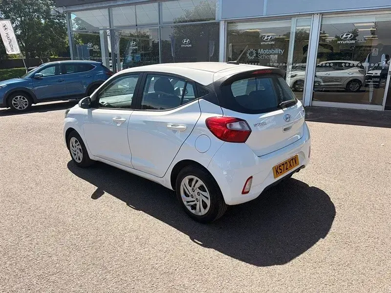 Used Hyundai i10 SE 67 HP (49 kW) 2023 White Hatchback