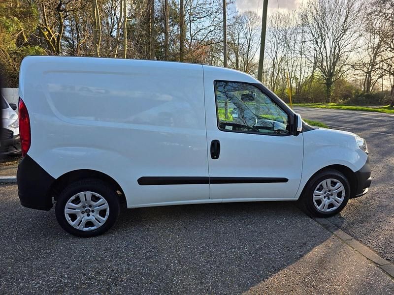 Used Fiat Doblò 95 HP (69 kW) 2017 White MPV
