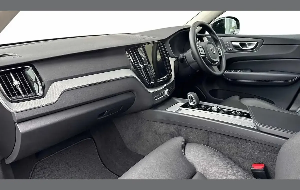 Used Volvo XC60 Plus 247 HP (181 kW) 2025 Silver SUV