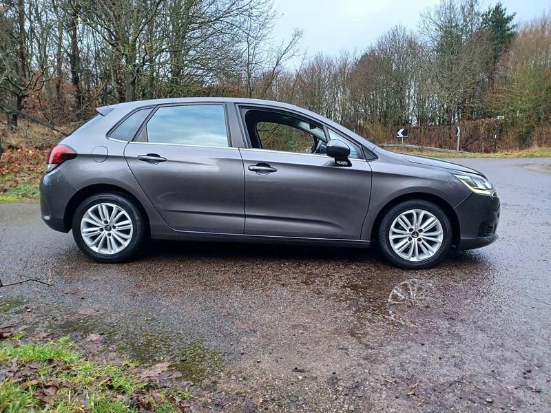 Usado Citroën C4 Feel 114 HP (83 kW) 2017 Cinzento Citadino
