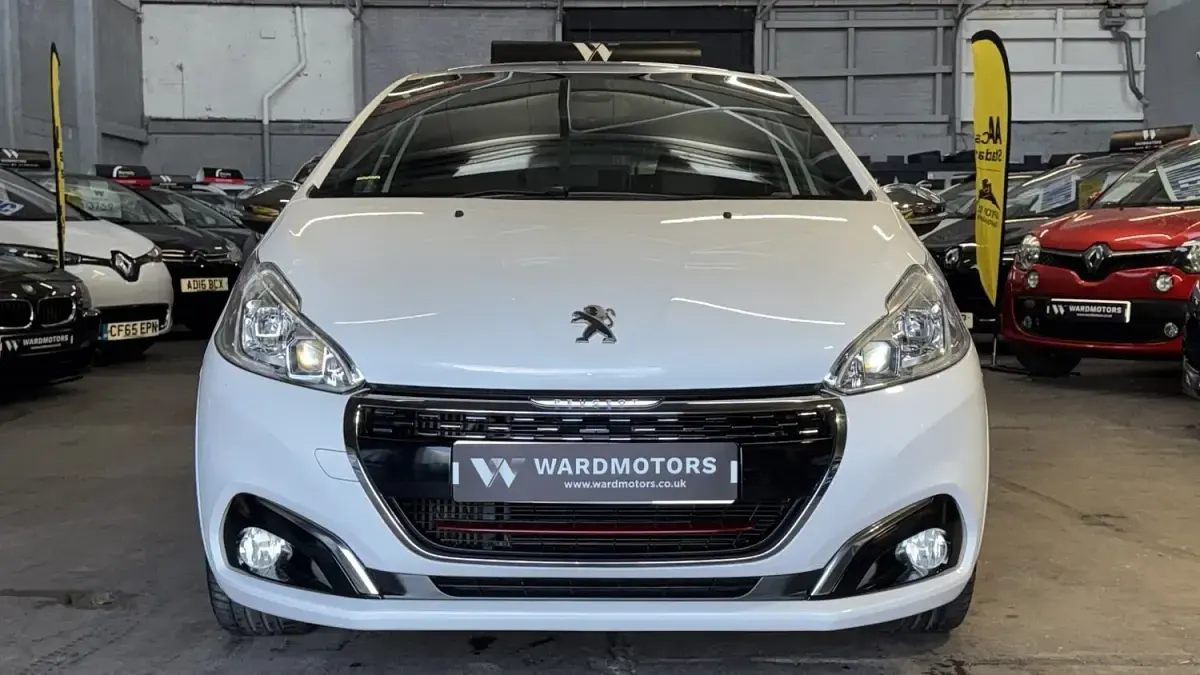 Used Peugeot 208 Prestige 2016 White Hatchback