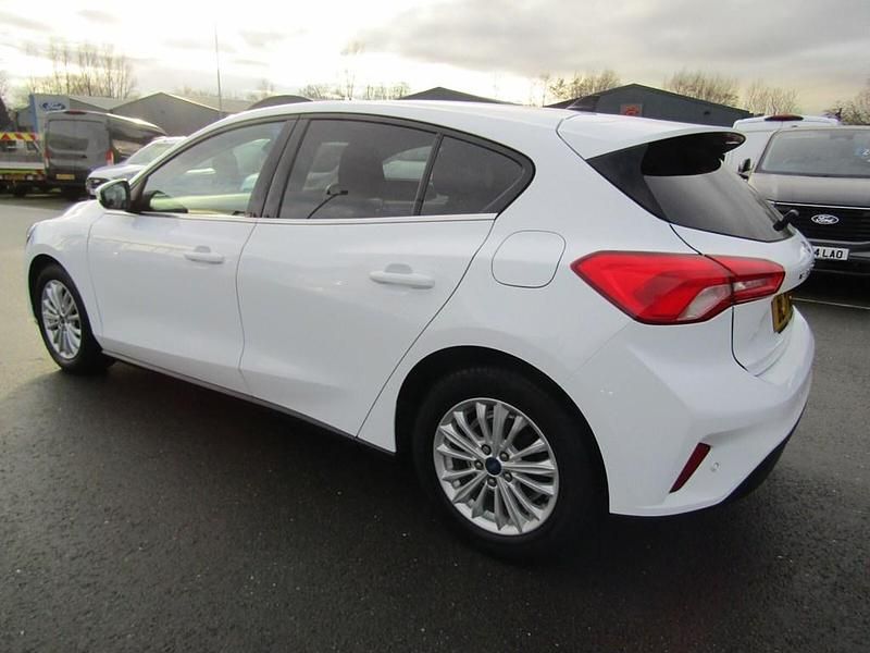 Begagnad Ford Focus Titanium 125 HK (91 kW) 2022 Vit Halvkombi