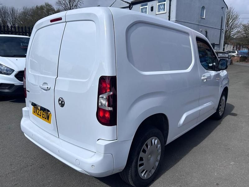 Second-hand Vauxhall Combo 100 CP (73 kW) 2023 Alb Monovolum